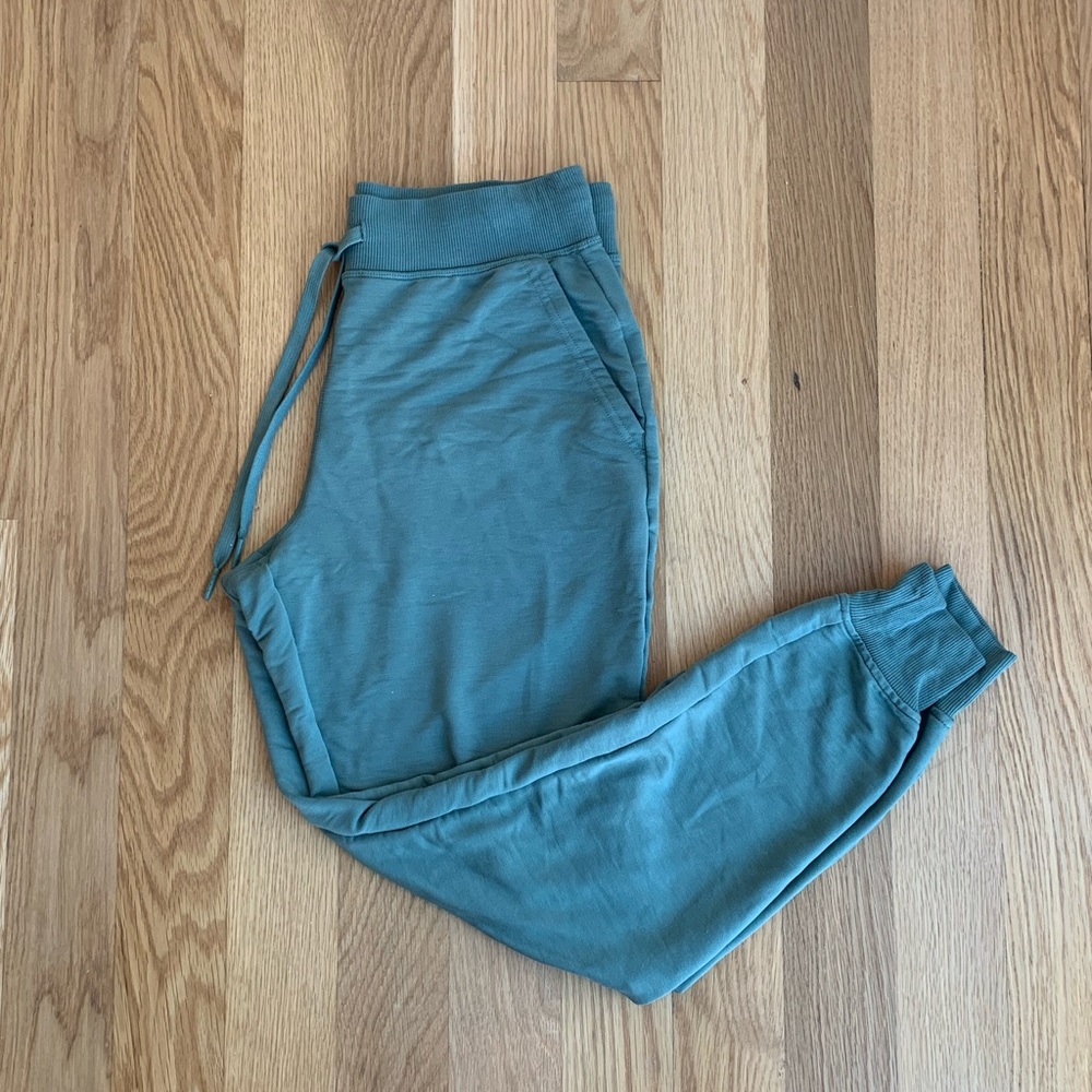 Green sketchers athletic joggers